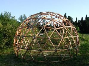 étapes de la construction d'un dome geodesique
