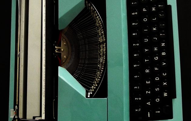 Machine à écrire bleue pastel
