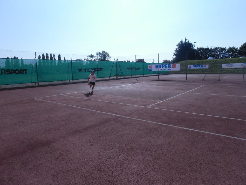 À Plancoët, Simon, Antoine J. et Antoine B. ont trouvé d'autres occupations: faire des matchs de tennis.