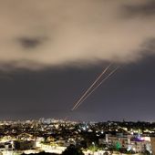 [En direct] Les États-Unis abattent des drones iraniens, des sirènes retentissent à travers Israël