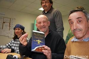 Les Glochos avec un DVD