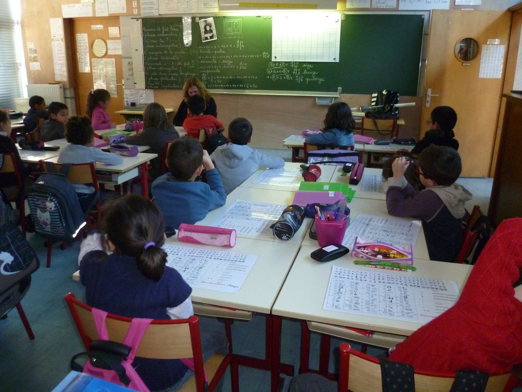 Dorothée P., auteur jeunesse, a réalisé une animation pédagogique auprès de toutes les classes. Les photos avec les CP de Mme Gamelin.