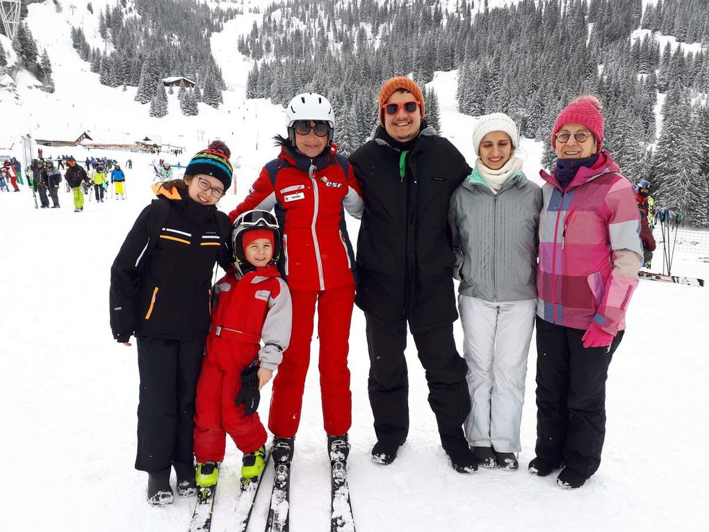 Grâce à leur grand-mère qui les emmène à Flaine depuis qu'ils sont petits, tous les cousin.e.s ont appris à skier avec Christine, monitrice ESF.