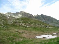 Le chemin du retour sous le Grand Perron et face au Mont Charvin. Un sommet en tête d'aigle.