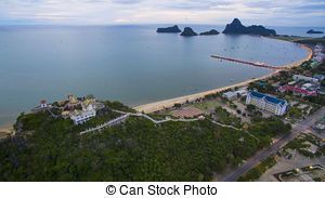 Prachuap Kiri Khan, pour l'ambiance non touristique, le port de pêche et la plage de  'Ao Manao"         -         Ao Manao et vue aérienne de Prachuap Khiri Khan