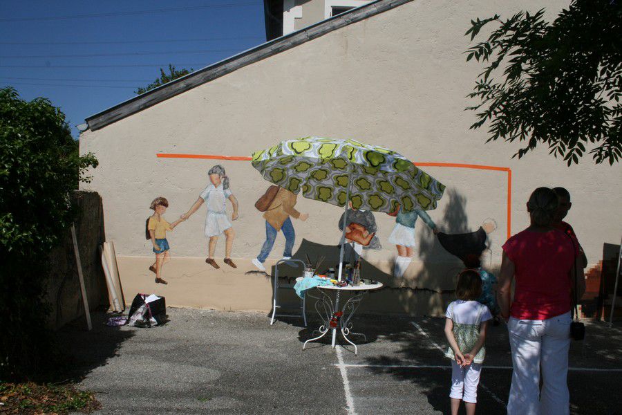 Sur le mur de l"école, fresque de Myriam Jalade et peinture pixel réalisée par Monsieur S, décorateur urbain pochoiriste. Surr le sol, à la craie, Laul, illustrateur. Au jardin, installation de manchons de drap et "têtes de lune", Camille Llado