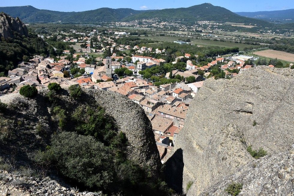 LES MOINES DES MEES ONT SUCCOMBE AUX BELLES MAURESQUES (2)