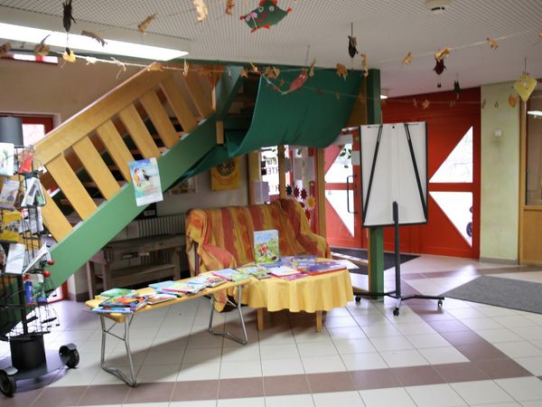 Die Treppe zum OG im Foyer muss an die gegenüberliegende Wand verlegt werden, da hier von hinten nach links der neue Eingang situiert wird. Das EG-Foyer wird dadurch großzügiger. Im rechten Bild das Foyer im OG, das nach Treppenverlegung als Spieldiele nutzbar ist. 