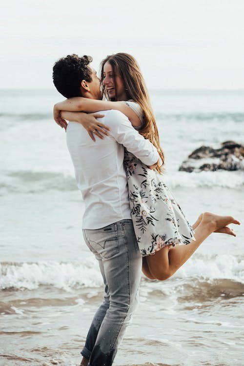 Un couple s’amusant à la plage