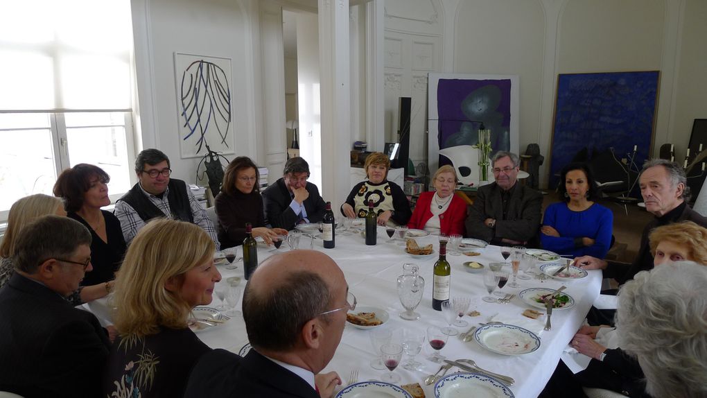 Les amis de Pierre Mauroy, réunis à Lille, autour de son épouse Gilberte, pour un déjeuner chaleureux et fraternel, honorant la mémoire d'un Grand homme. 
8 fév 2014