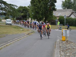 On arrive dans le dernier tour, toujours en train de rattraper les échappées