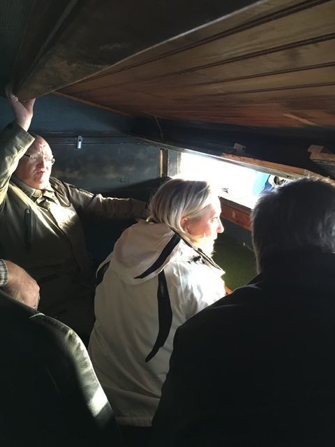 Marine Le Pen visite une hutte de chasse dans l'Oise