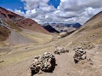 Winicunca à l'arrivée, au sommet....5200 m d'altitude...la beauté sans un mot.....la montagne impose son silence et la nature son respect !!