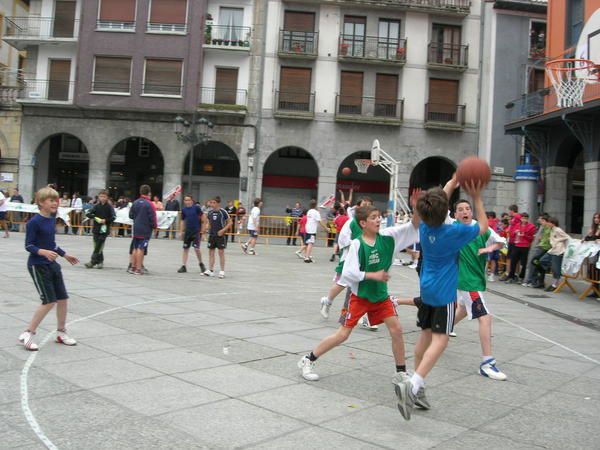 Journée du samedi 7 juin 2008. De nombreux jeunes du club sont allés participer au tournoi de street basket organisé par Azpeitia