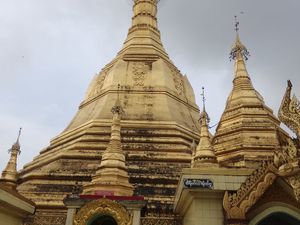 Premiers pas de Loup dans la pagode Sule avec le toit couvert de feuilles d'or.  Situation originale : au milieu d'un rond point ! 