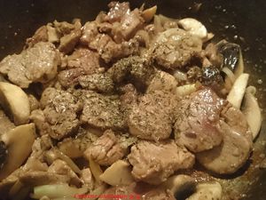 Sauté de porc aux champignons, ciboulette chinoise, oignons