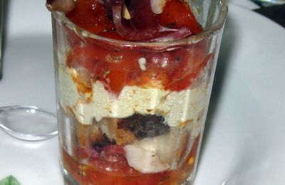 Tiramisu de tomates, crème de basilic et magrets de canard séchés en verrine