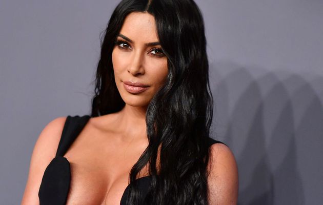 Kim Kardashian: sa poitrine et son regard de braise choquent la toile (photo)
