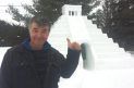 Un Québécois construit une pyramide maya en neige pour réchauffer l’hiver.
