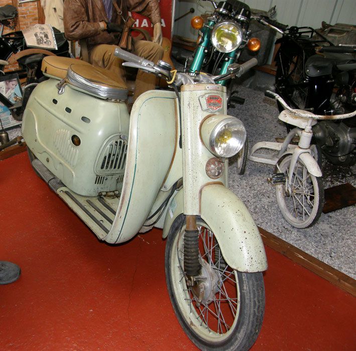 Hommage - Le superbe musée privé d’un ami motard de Lanleff. Un passionné de motos depuis longtemps qui a amassé de véritables merveilles et les a exposé chez lui pour en faire profiter ses amis. C’est aussi un passionné de jardin d’orne