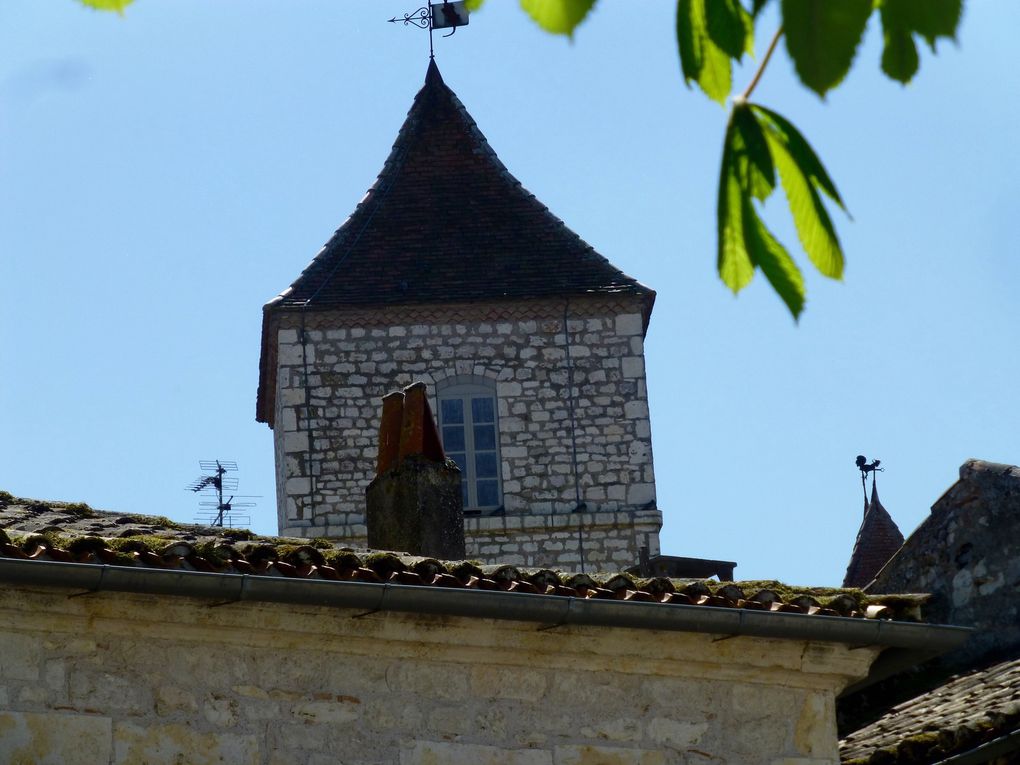 Journée à travers la France agricole, ce n'est pas la Beauce pour le paysage mais on est bien dans  la culture. Finalement je verrai le donjon de Montcuq, et quelques agneaux avant d'arriver à Lauzerte, par le bas... Pour les amateurs il reste quelques maisons à vendre.