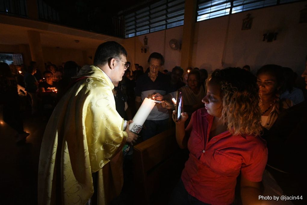 En el Sábado de Gloria se llevó el encendido del Cirio Pascual en la Parroquia del Buen Pastor de Valencia (+Fotos)