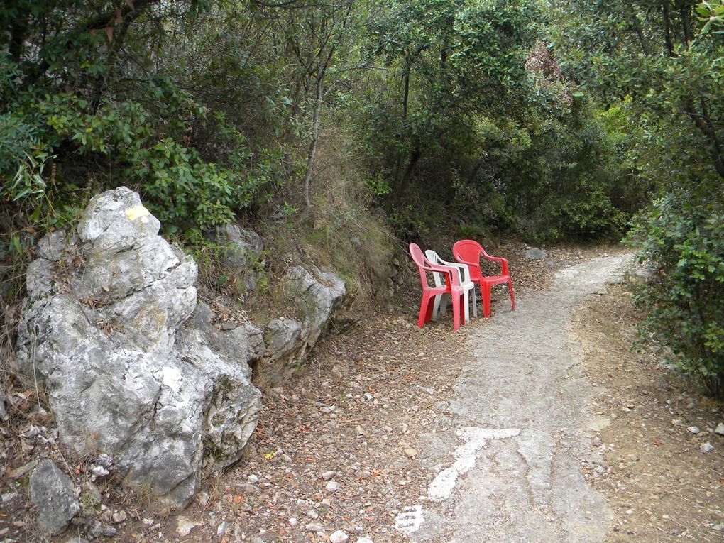 Au début su sentier, 3 chaises....posées surement par des connaisseurs..!!!