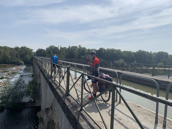 Ce pont-canal du Guétin, "pont du passeur", fait passer le canal latéral de la Loire au dessus de l'Allier.  Eglise de Gimouille