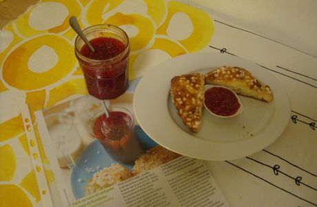 Petits Pains au sucre à la fleur d'oranger & configelée de framboise