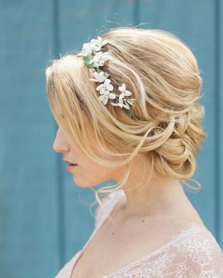 25 chignons fleuris de mariage