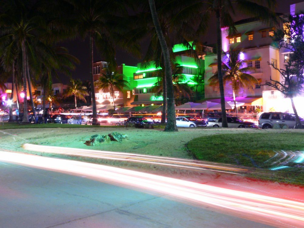 Jour 8: Photos des quartiers de Coconut Grove (Villa Vizcaya et Cocowalk) et Coral Gables (Maisons et hotel Bitmore).
Plus quelques photos de nuit de Miami Beach>