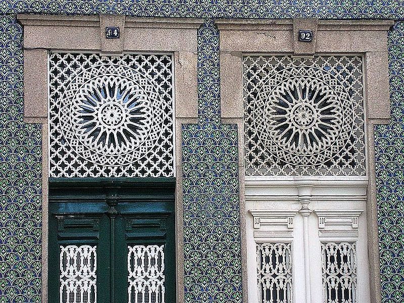 Les azulejos ont souvent été utilisés pour couvrir des murs ou des façades entières. En voici quelques exemples dont certains sont très célèbres.