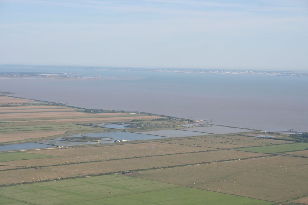 voici un petit aperçu de la Pointe du Médoc, des bassins de La Petite Canau et du phare de Cordouan vu du ciel.. Bon vol !!!