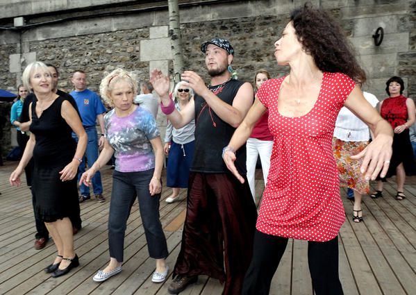 Paris-Plage-juillet 2006- Atelier "danses de salon" animé par Mademoiselle Clairette, Beatriceà la direction chorégraphique Valerie à l'accordéon et tous les danseurs