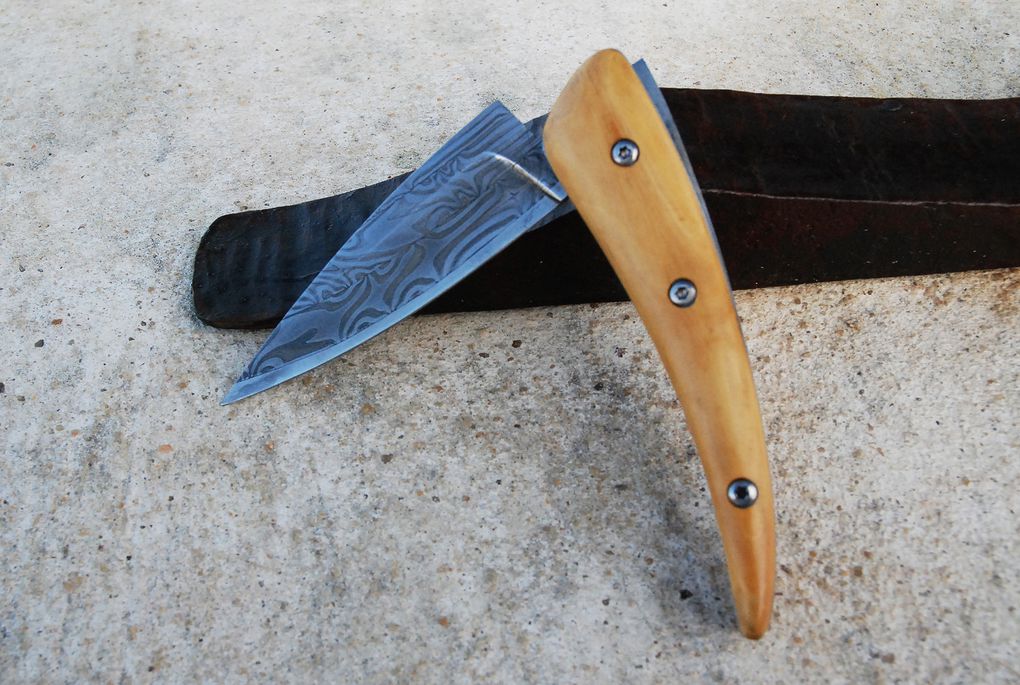 Couteaux: tranche lard de cuisine, couteaux pliants.... Lame damas et manche en bois, bois de cerf....