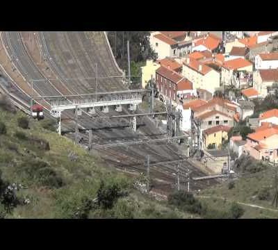 La gare de Cerbère et son trafic ferroviaire vus du haut de la colline