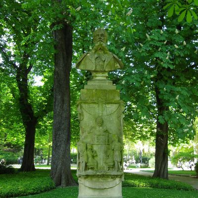 Monument à Louis Ratisbonne (1827-1900) par Emile Soldi (1846-1906).