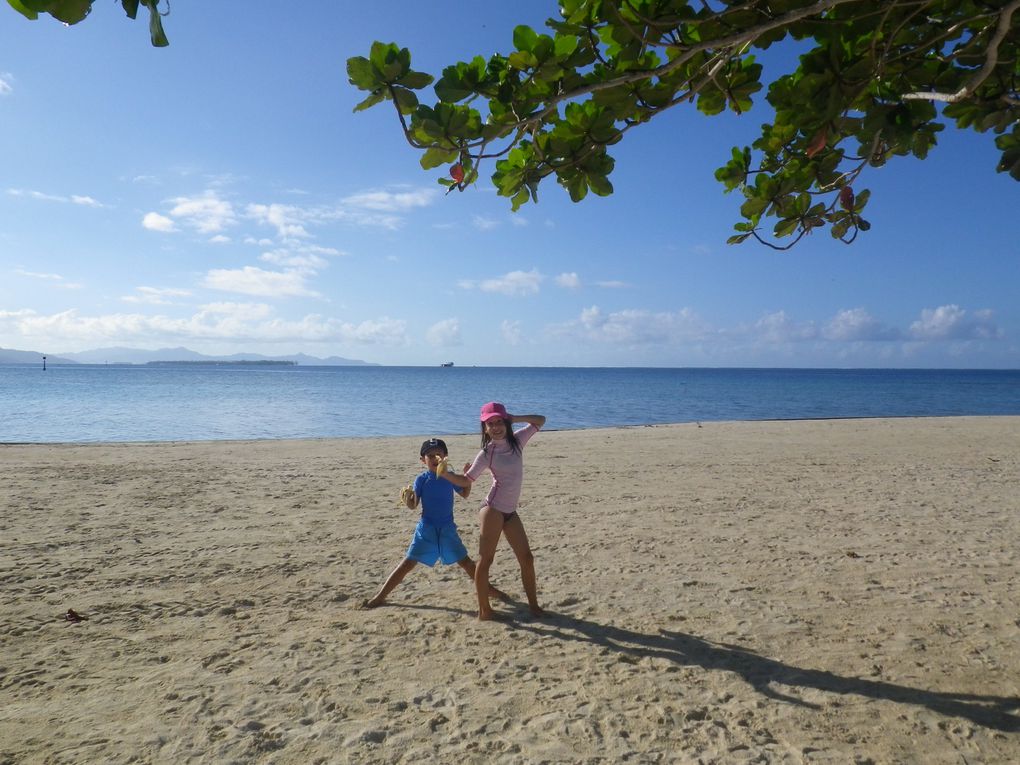 quelques plages de l'île de RAIATEA
1.plage du Marae TAPUTAPUATEA(les enfants ont pieds jusqu'au récif)