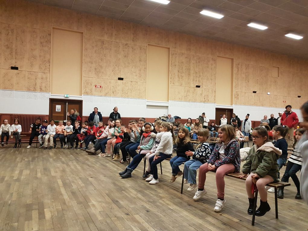 Mane - Distribution de cadeaux aux enfants de l'école