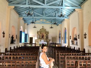 Sur la route du retour, visite rapide de l'église. La femme de ménage est ravie! 😂