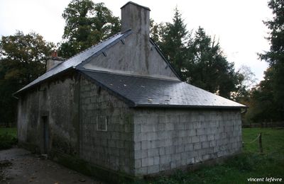 1 toit tout neuf tombé du ciel sur le canal de Nantes à Brest au PK 193...