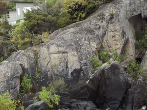 Photo 1/ La réserve des cratères de la lune, avec ses dizaines de cratères fumants ou quelques plantes se développent pourtant dans cet espace si hostile et empoisonné. Photo 2-3/ Huka falls, la rivière Waikato termine son sprint sur 100 mètres avant de se jeter dans le lac Taupo. Le débit est astronomique, au point de remplir 5 piscines olympiques à la minute! Photo 4/ bain régénérant dans une source chaude en pleine nature. Photos 6-8/ Gravure maori sur un rivage du Lac Taupo, et vol de notre ami canard qui s'amusait a laisser 50 mètres derrière nous pour rattraper notre bateau au vol!