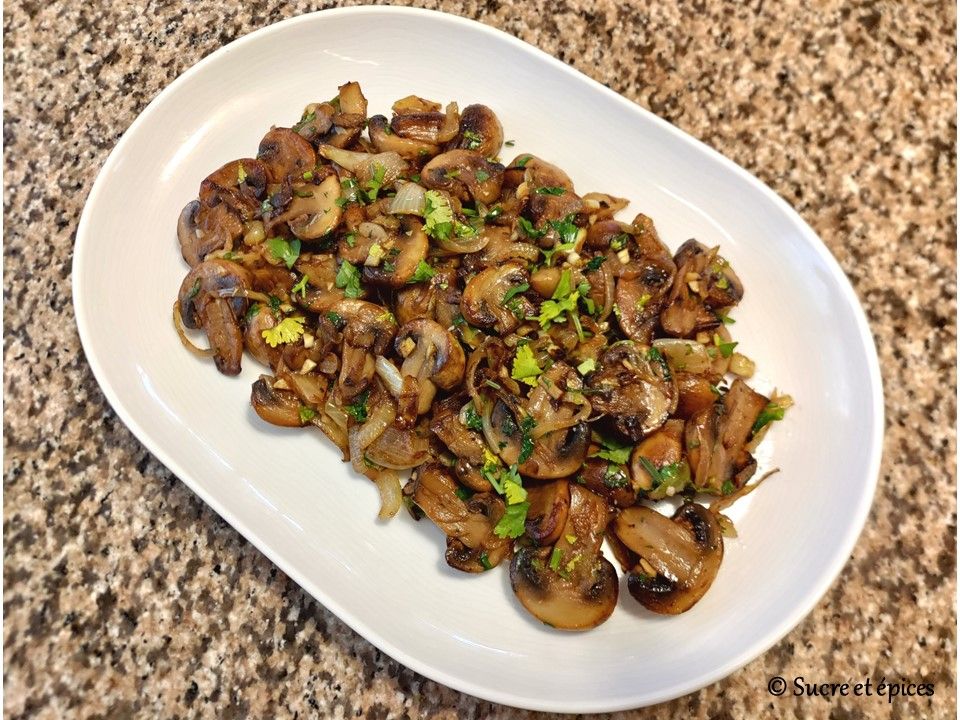 Champignons sautés à l'oignon et à l'ail - Recette en vidéo