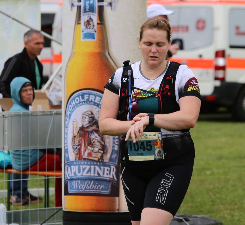 Impressionen von der Zielankunft 64 und 30 Kilometer - Organisator Thomas Gumpert gratulierte jedem Teilnehmer persönlich beim Zieleinlauf. Die Läufer konnten nach dem Zieleinlauf, bei dem es wieder eine tolle Medaille gab, etwas trinken und eine vorzügliche Zielverpflegung genießen. 