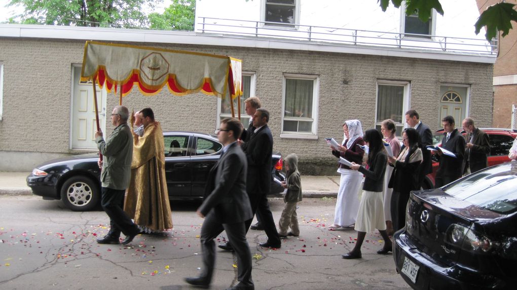 Ce dimanche 6 juin 2010, dans le quartier entourant l’église Saint-Zéphirin- de-Stadacona de Québec, avait lieu la traditionnelle procession de la Fête-Dieu où le Saint-Sacrement est porté en triomphe en voici quelques images.