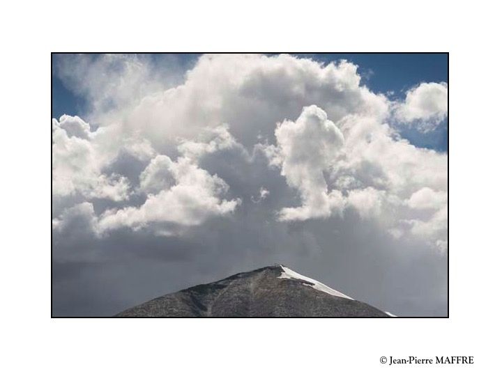 On a tous tendance à trouver des formes connues dans les nuages, les rochers ou des taches d'encre. Notre cerveau cherche toujours à les associer à celles qu'il a déjà mémorisées.