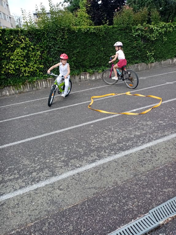 Quelques photos de nos entraînements vélos au stade avant nos exploits sur le bord du canal !