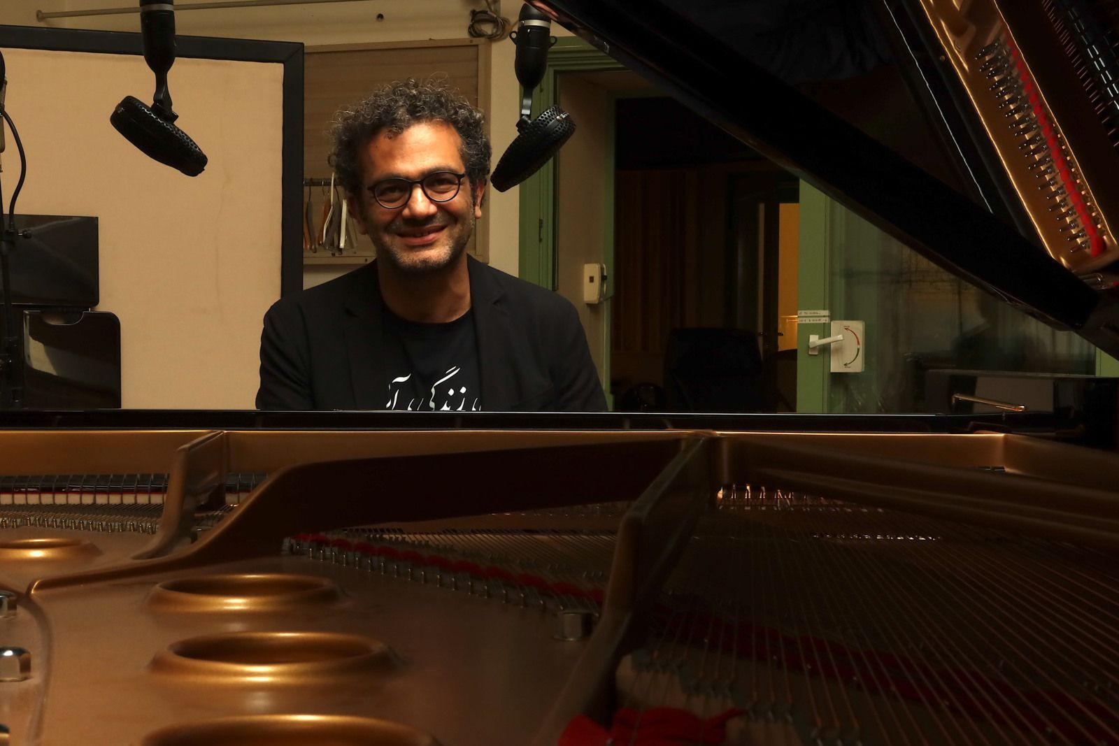 Arshid Azarine, piano médicinal l'album Vorticity