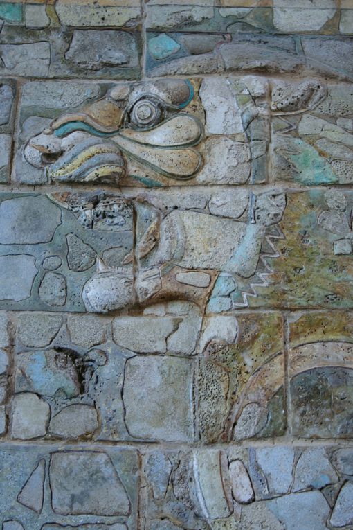 Les vestiges gris ou noircis de l'Antiquité font oublier que l'Iran ancien était un monde de couleurs vives, comme en témoignent les décors achéménides de briques émaillées de Suse, au Musée du Louvre.
Photographies : Patrick Ringgenberg