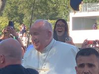 Le pape bénit un enfant lors de son passage